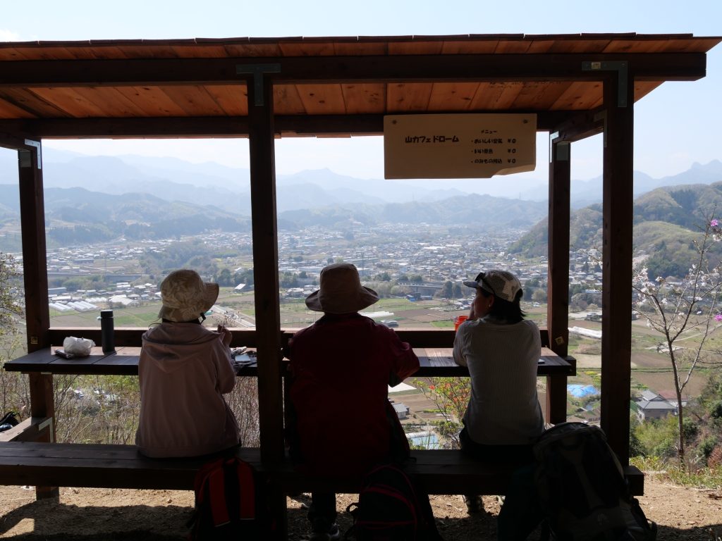 神成山の休憩舎にて