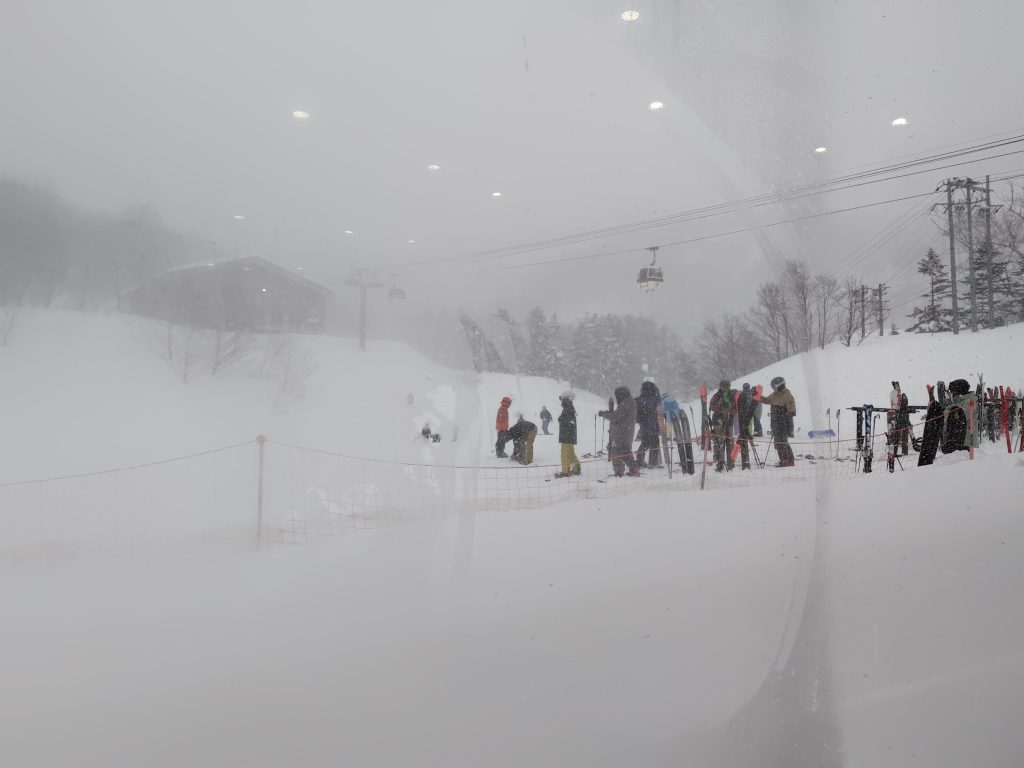 大雪の中のスキー場