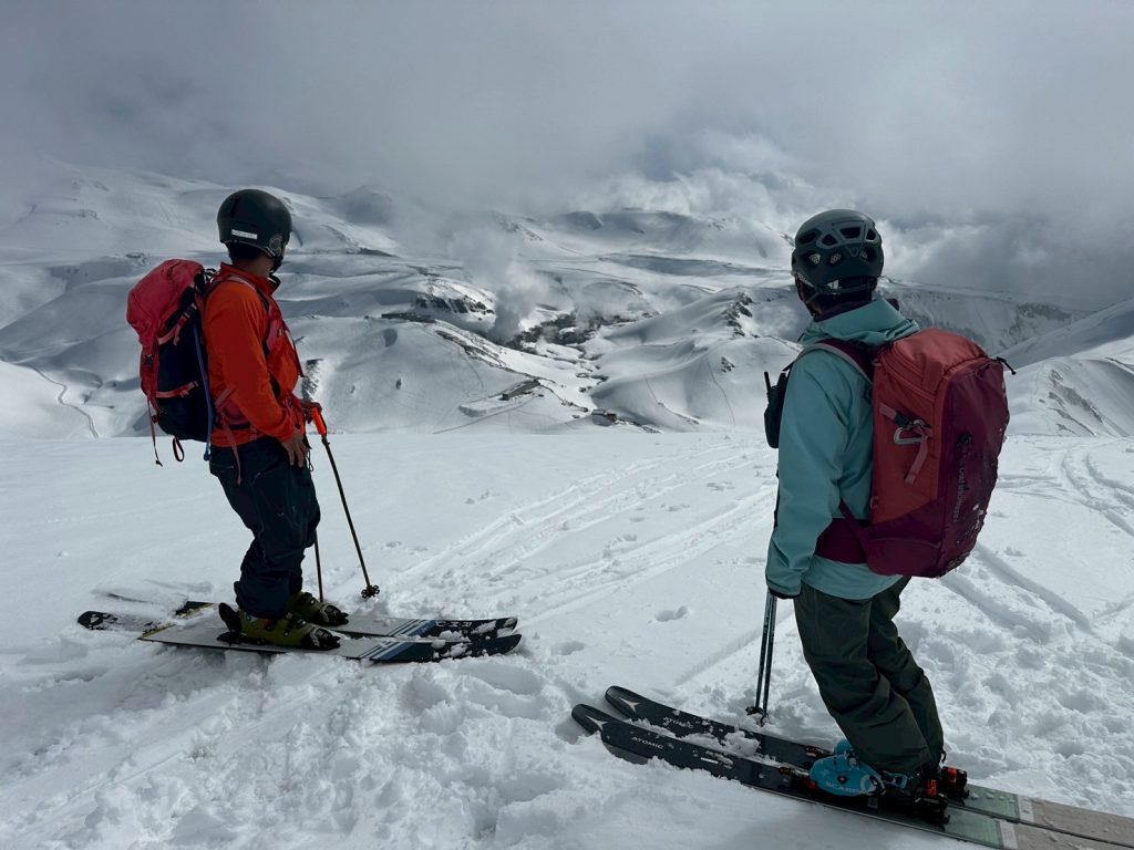 立山を見下ろすスキーヤー