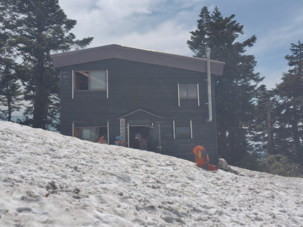 巻機山避難小屋