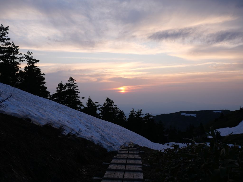 巻機山避難小屋からの夕陽