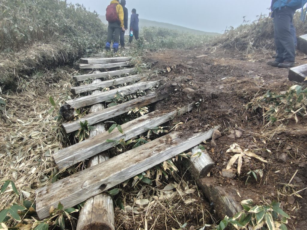 平標山の壊れた階段