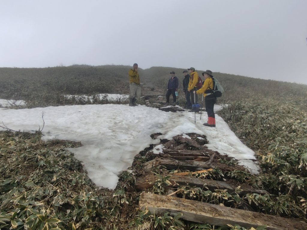 平標山の壊れた木道と残雪