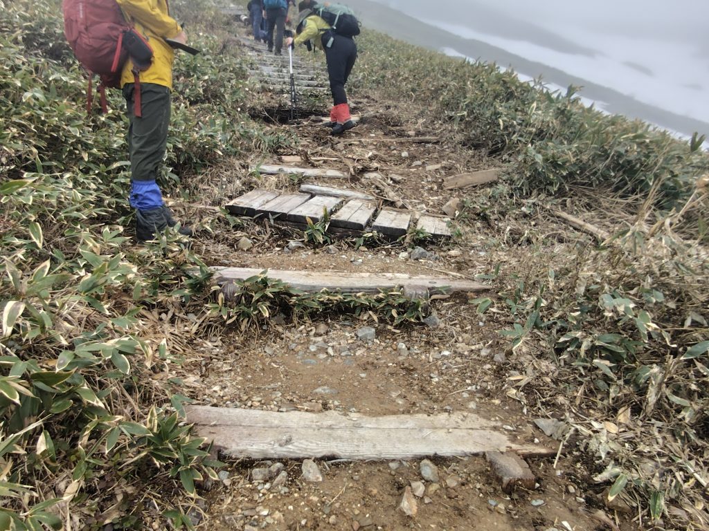 平標山の壊れた木道