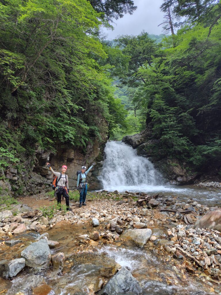 白砂川本流との出合い滝