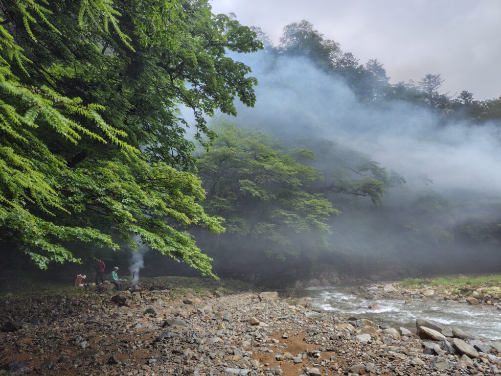 河原にただよう煙