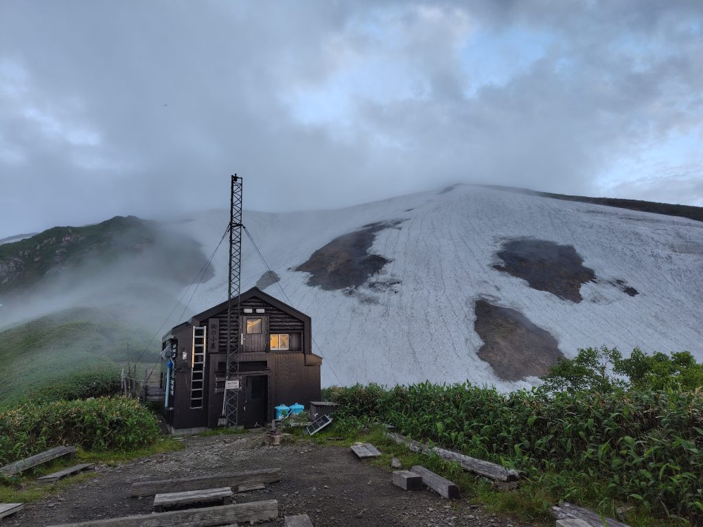 駒の小屋と山頂