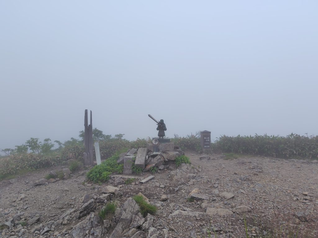 霧の中の駒ケ岳山頂