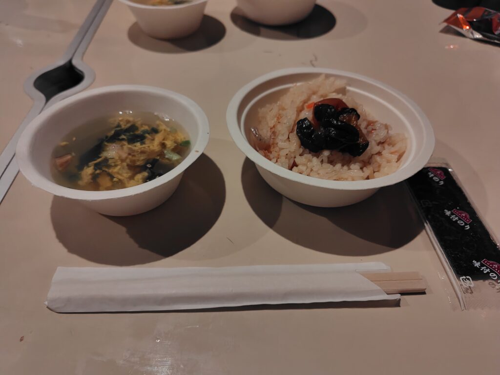 朝食のご飯とスープ