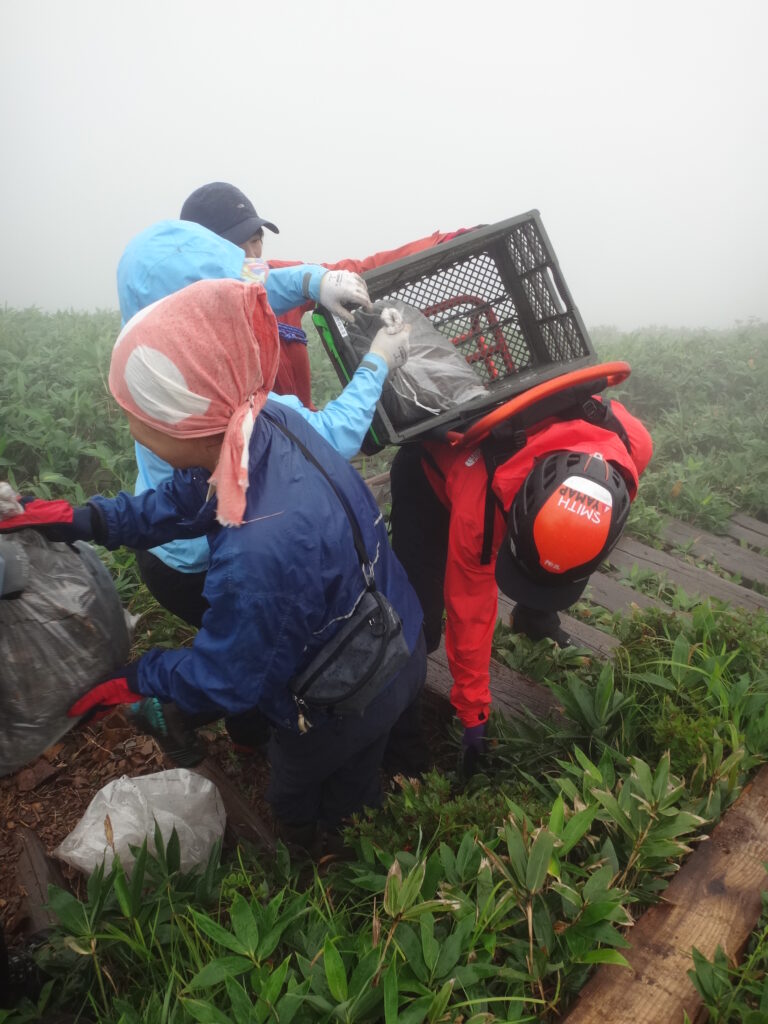 歩荷する田中陽希さん