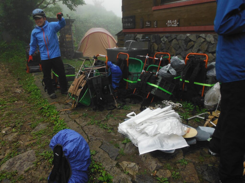 登山道整備の資材と道具