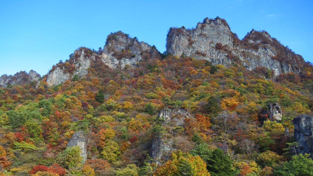 紅葉に映える妙義山