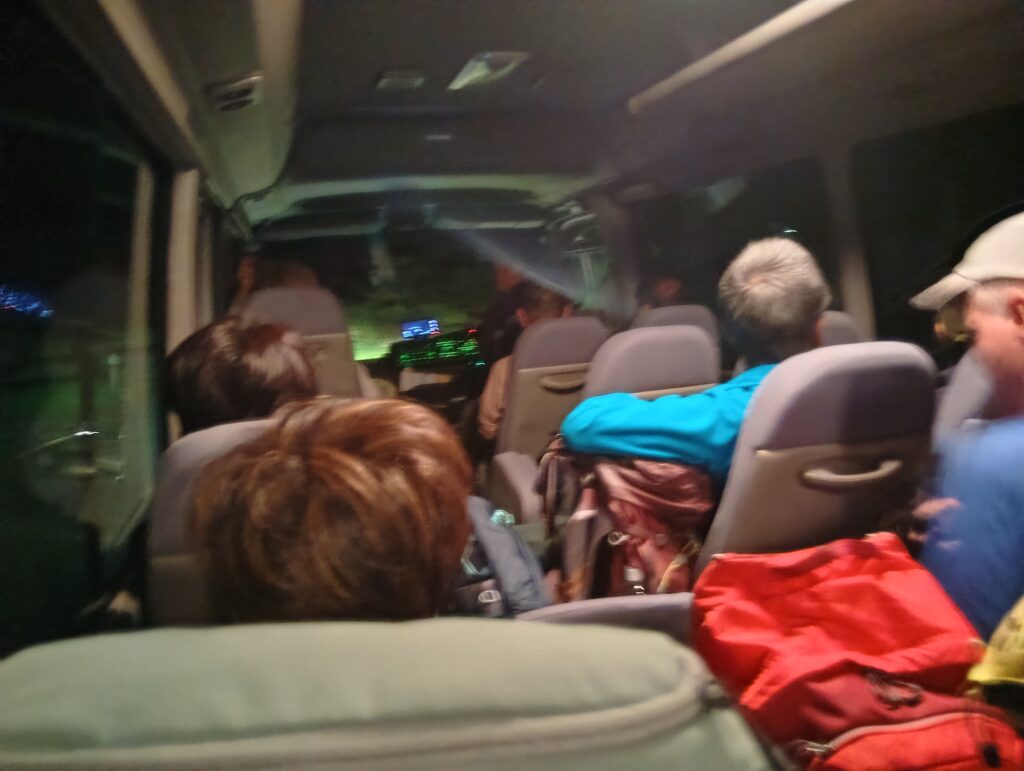 車内は満員