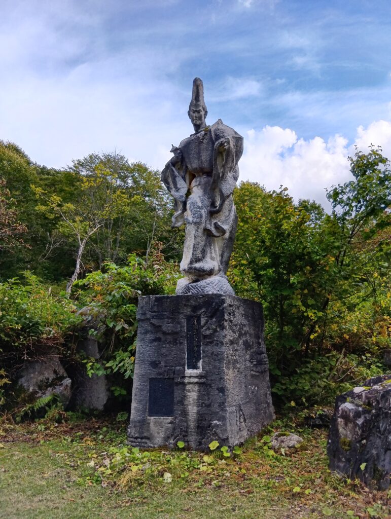 尾瀬三郎さんの石像