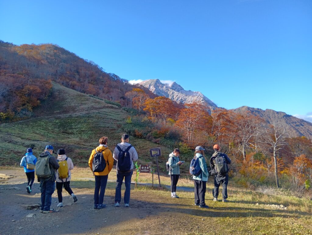 天神平から雪の谷川岳を眺める