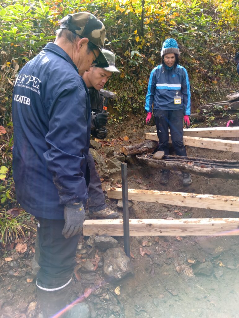 L字アングルを打ち込む