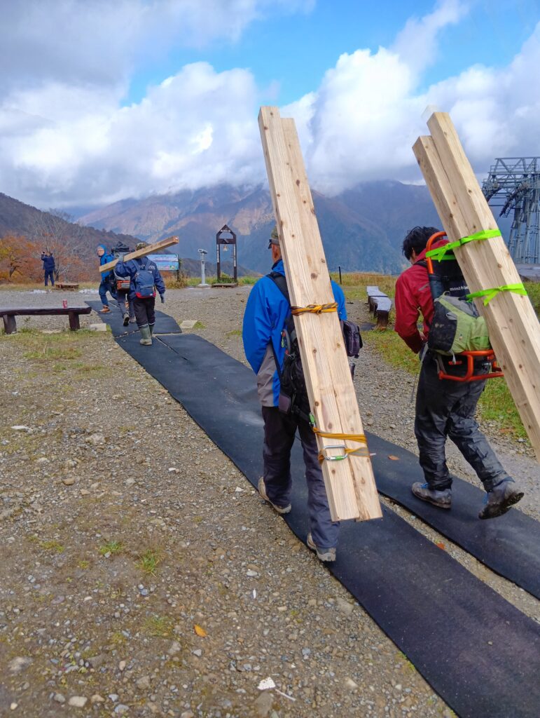天神平からは徒歩、角材を運びます