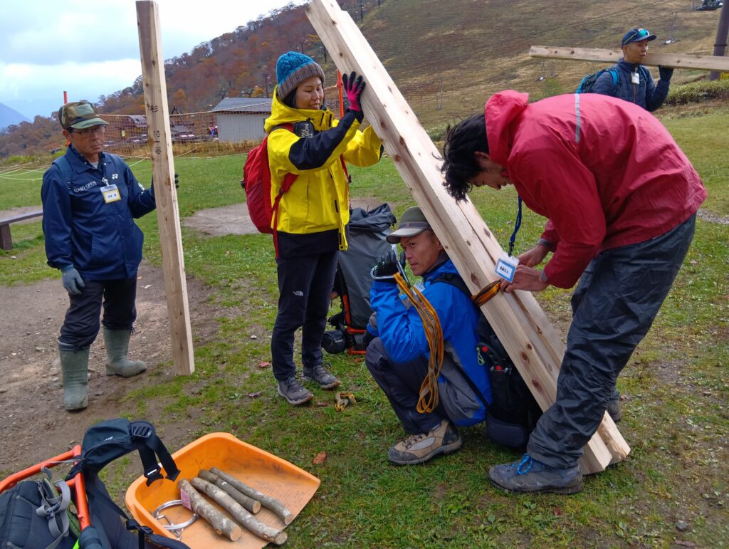 ザックに角材を縛り付ける