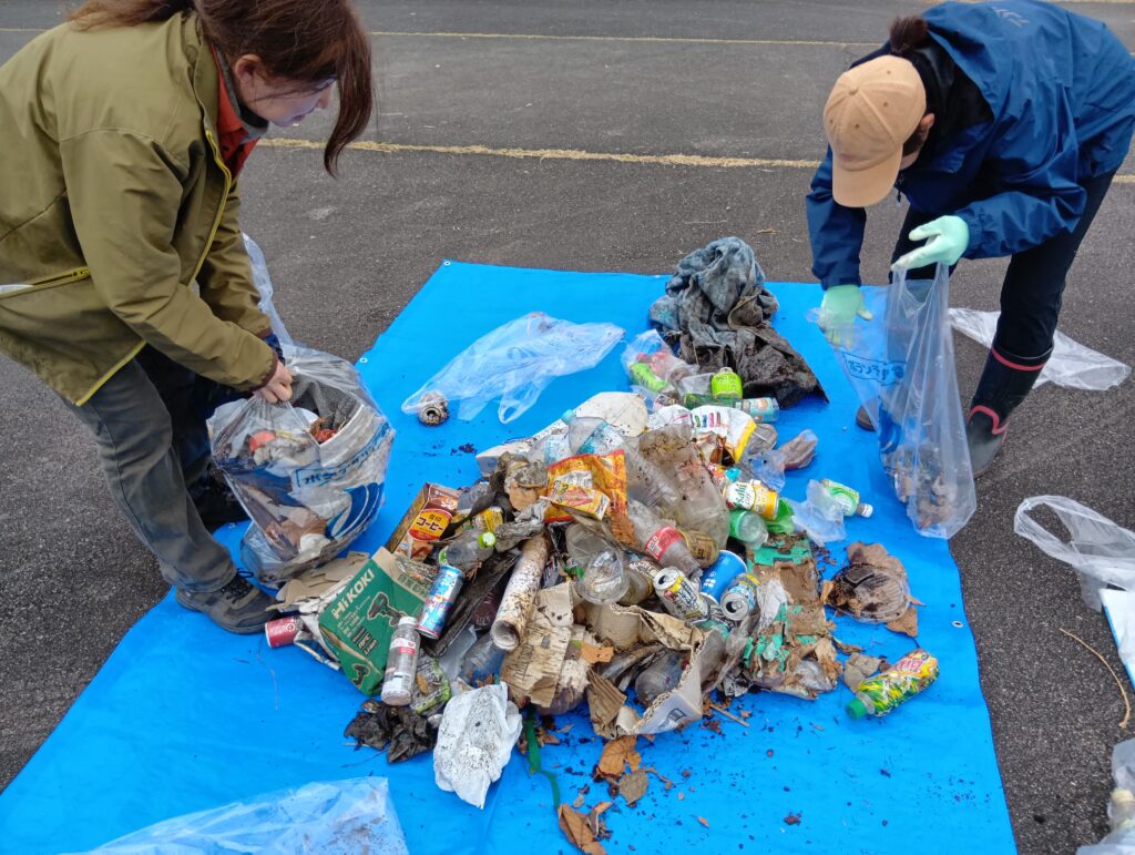 拾ったゴミの分別作業
