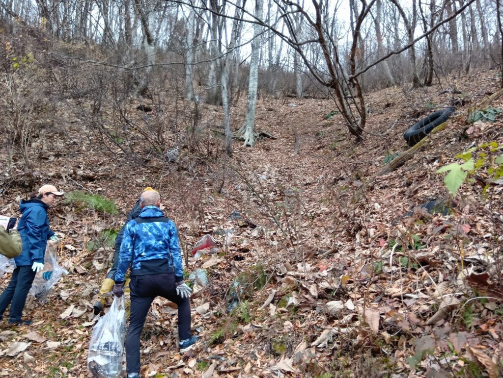 国道下斜面のゴミ