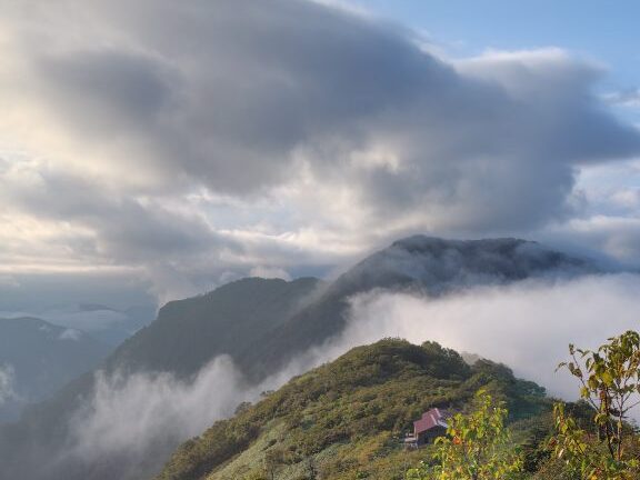雲が切れて小屋が見える
