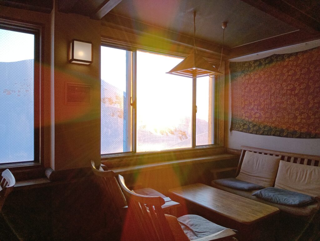 雷鳥荘談話室の夕焼け