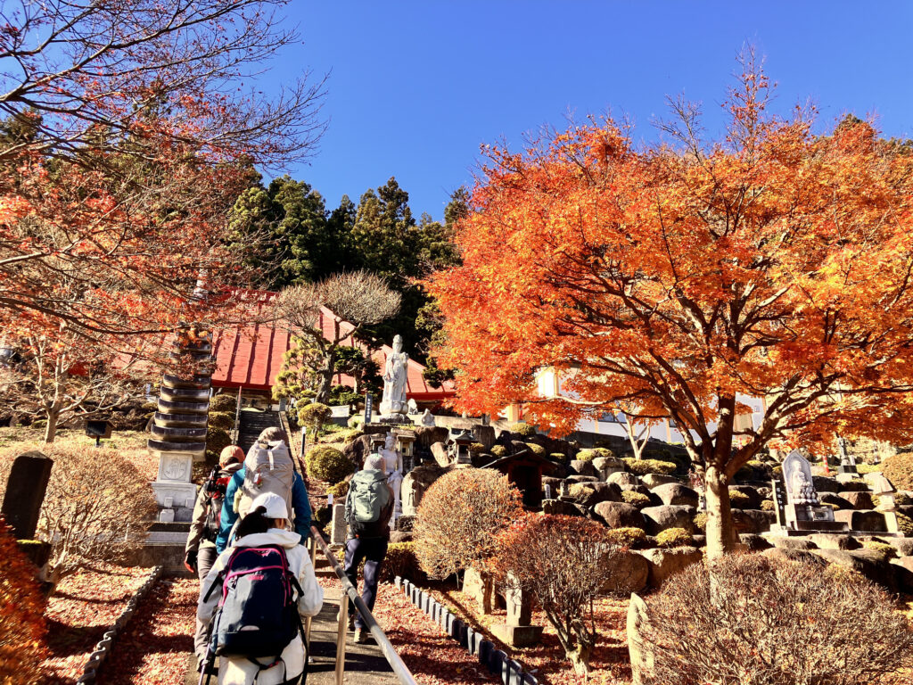 お寺の階段が最初の急登