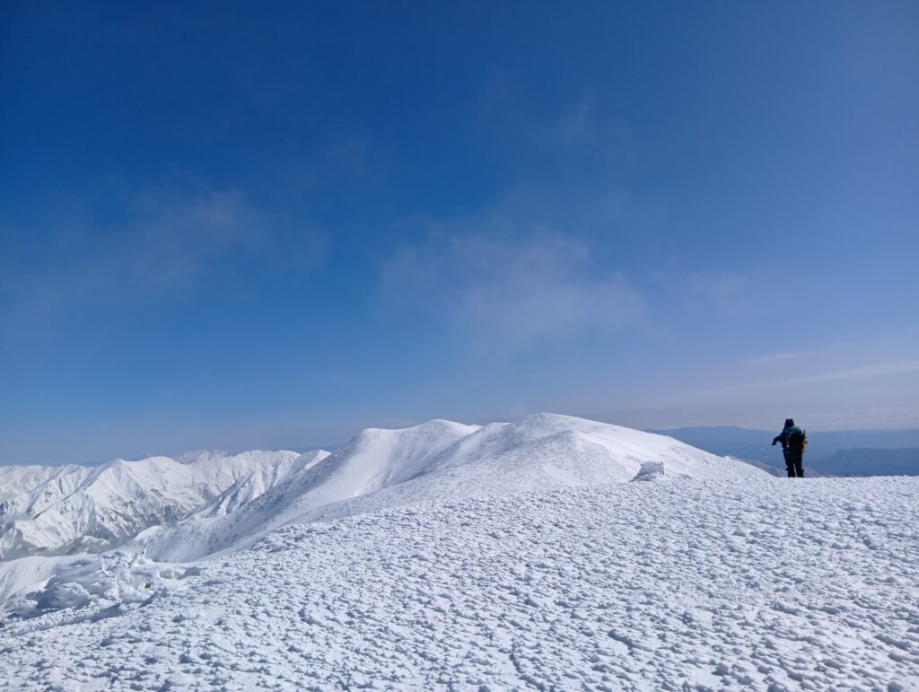 山頂より東面には谷川岳や尾瀬が見える