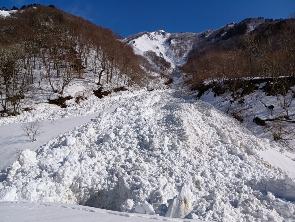 ゼニイレ沢の雪崩