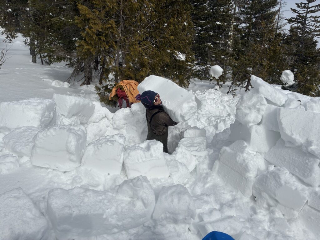 雪のブロックは重い
