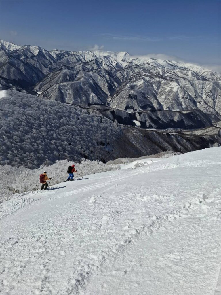 山頂周辺より見下ろす