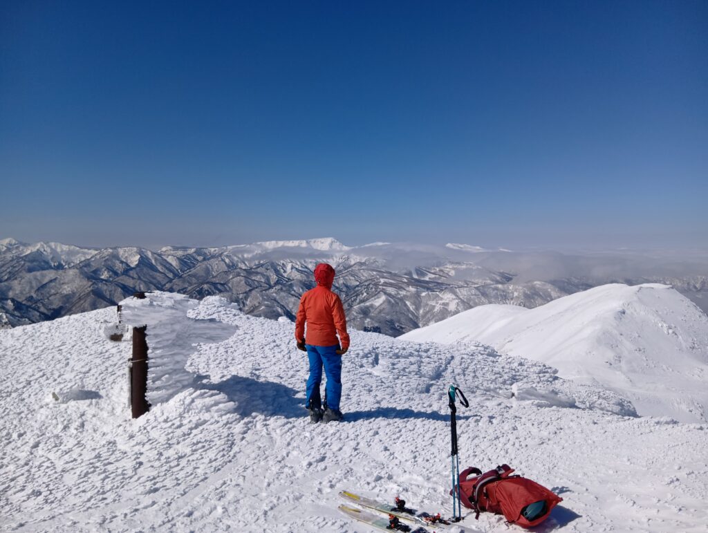 平標山頂より北面を見る