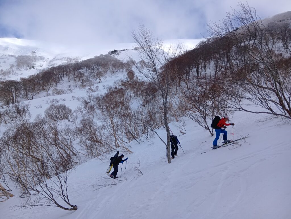 ヤカイ沢を見ながら急登に入るとこ